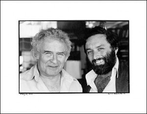 Norman Mailer et Larry Schiller Norman Mailer et Larry Schiller sans lequel "cela n'aurait pas été possible d'écrire la seconde moitié du Chant du Bourreau"