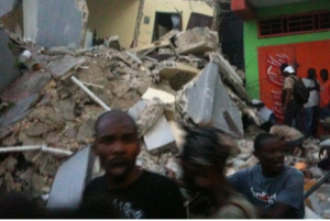Séisme à Haïti L'une des premières photos diffusée via Twitter et reprise par Associated Press (Photo Carel Prede - AP/Twitter)