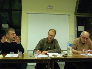 Avec (de droite à gauche) Philippe Couve, Jacques Trentesaux (modérateur) et Bernard Poulet Avec (de droite à gauche) Philippe Couve, Jacques Trentesaux (modérateur) et Bernard Poulet